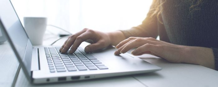 Formation Excel Initiation Annonce400 La Souris Verte Formation Excel Dates formations excel toulouse Personne travaillant sur ordinateur